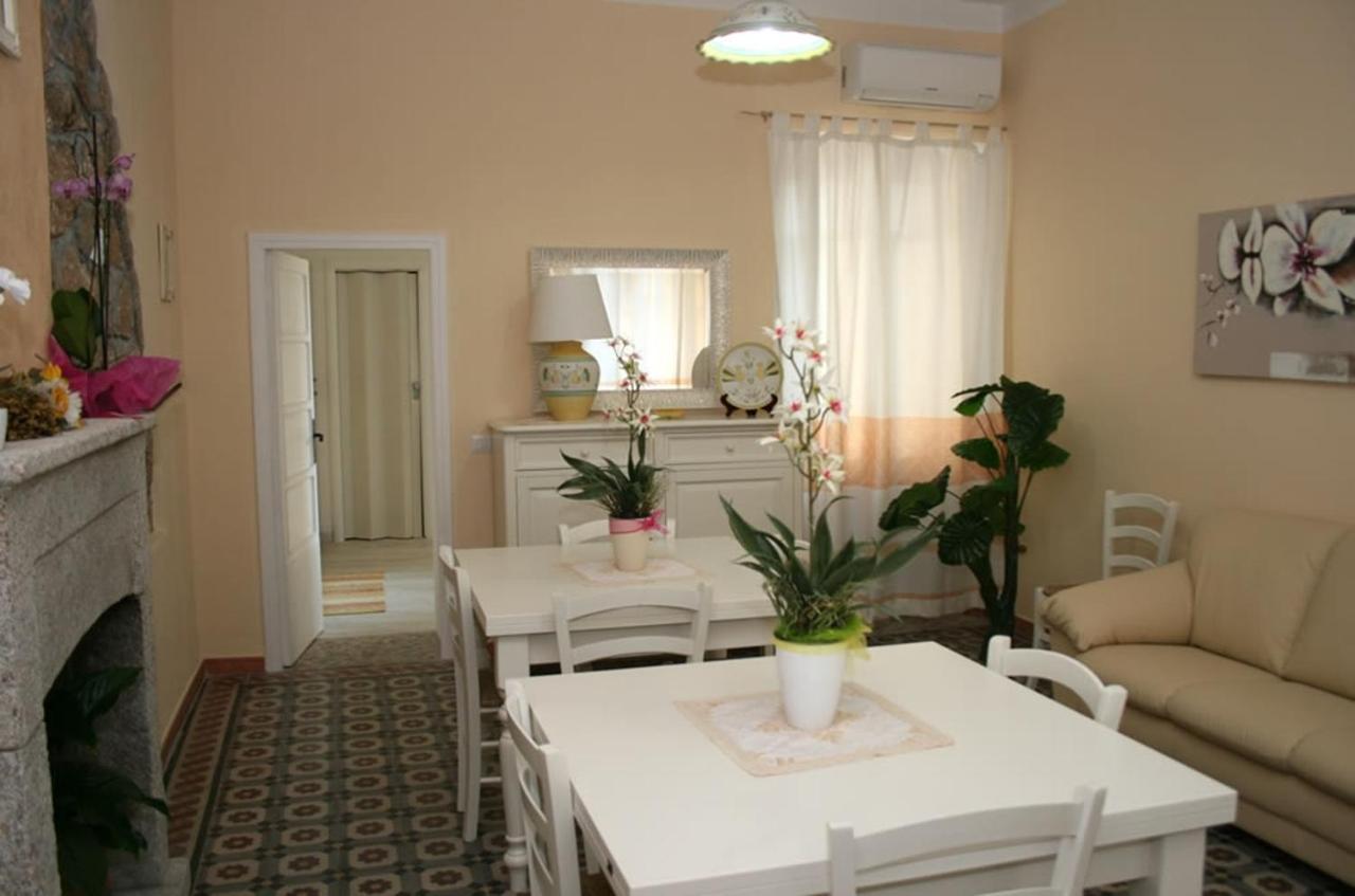 Guest House Le Gemelle Luras 外观 照片