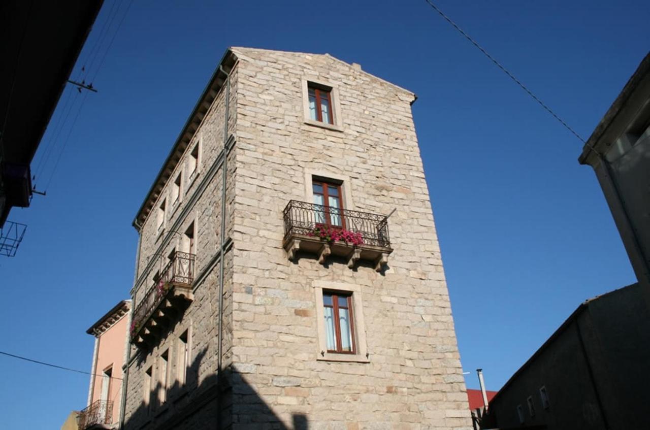 Guest House Le Gemelle Luras 外观 照片
