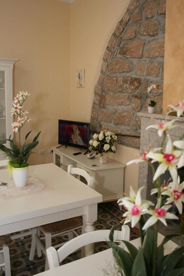 Guest House Le Gemelle Luras 外观 照片