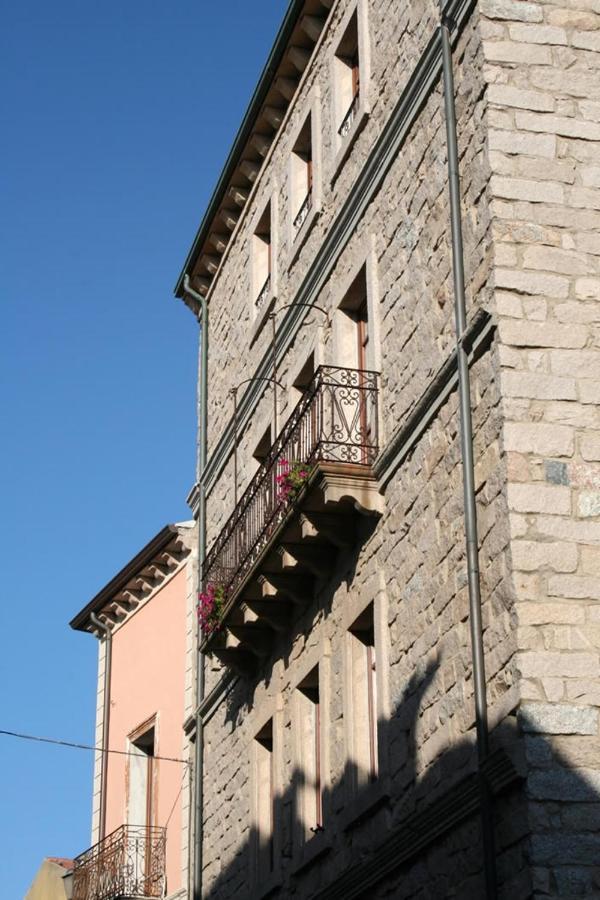 Guest House Le Gemelle Luras 外观 照片