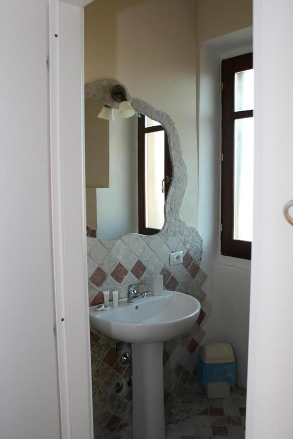 Guest House Le Gemelle Luras 外观 照片