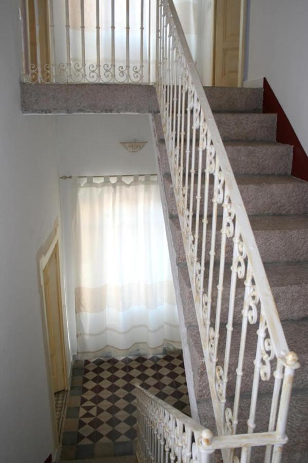 Guest House Le Gemelle Luras 外观 照片