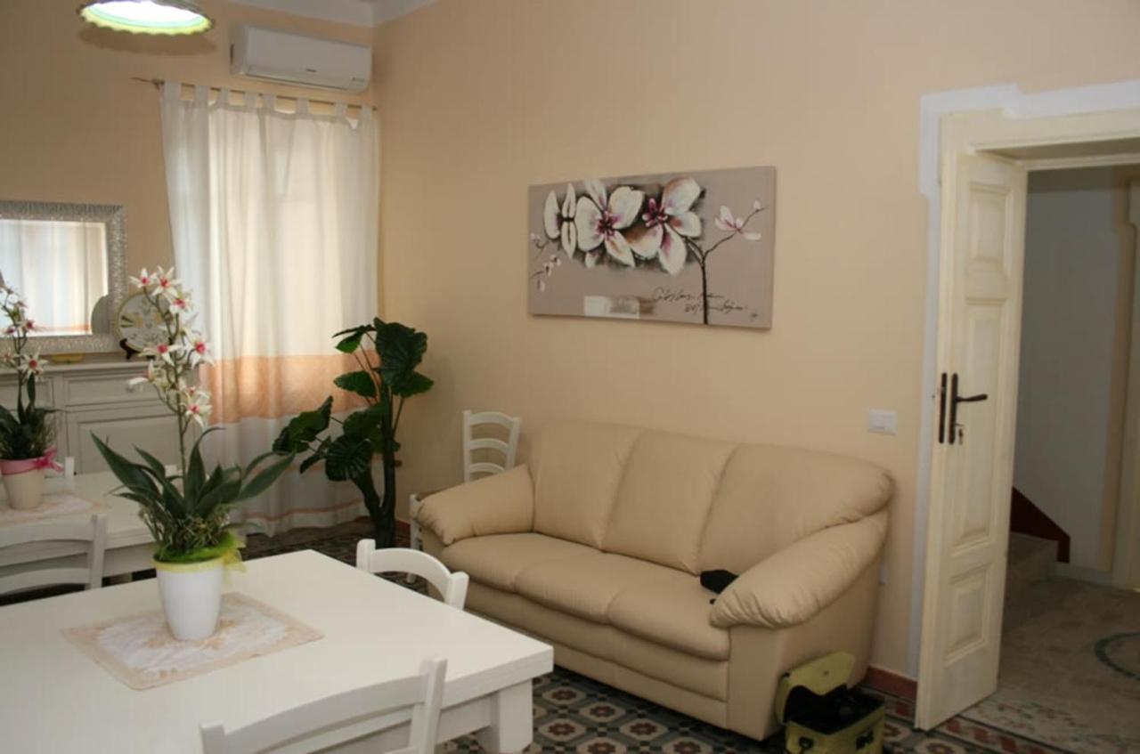 Guest House Le Gemelle Luras 外观 照片