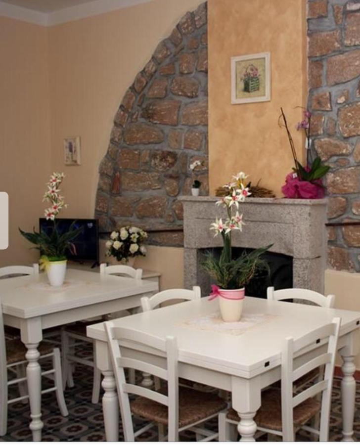 Guest House Le Gemelle Luras 外观 照片